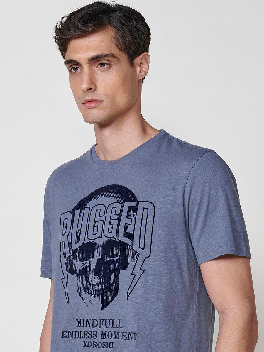 Camiseta de algodón color índigo azul con estampado frontal y cuello redondo para hombre