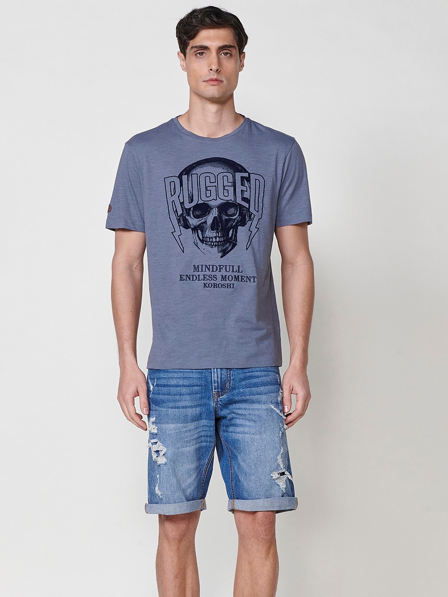 Camiseta de algodón color índigo azul con estampado frontal y cuello redondo para hombre
