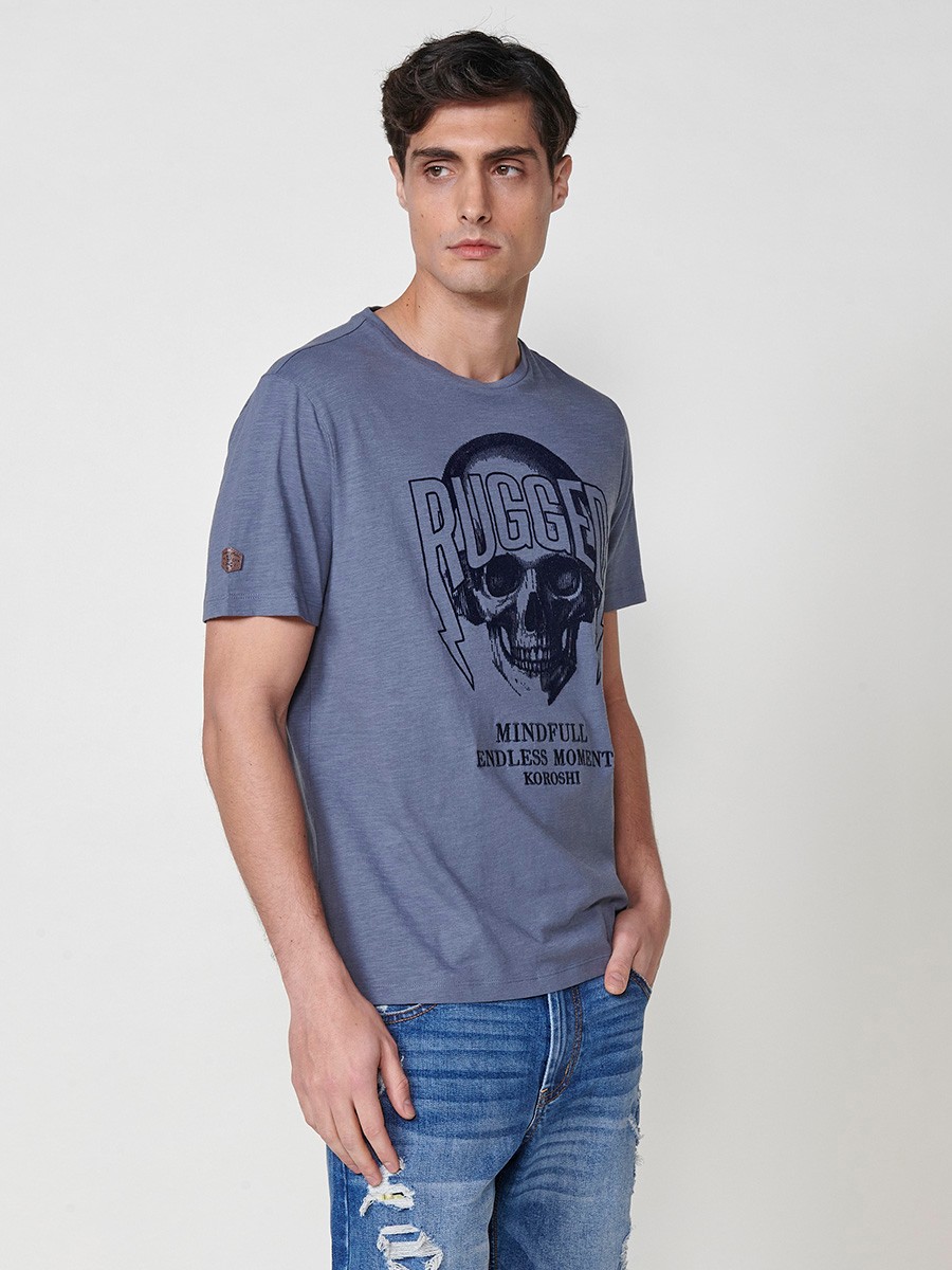 Camiseta de algodón color índigo azul con estampado frontal y cuello redondo para hombre