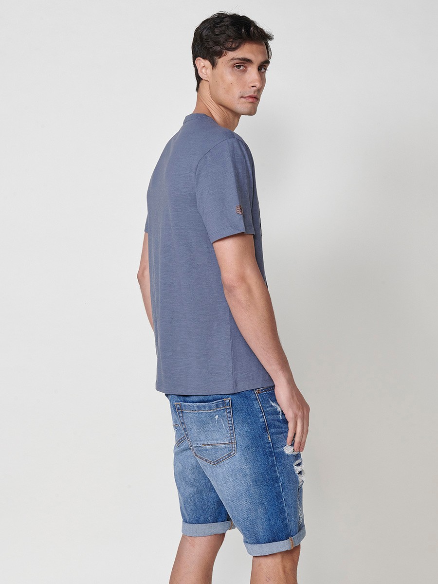 Camiseta de algodón color índigo azul con estampado frontal y cuello redondo para hombre