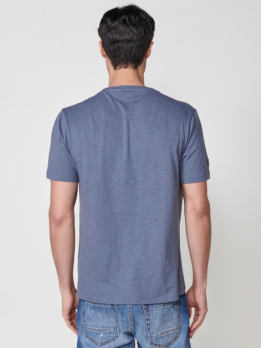 Camiseta de algodón color índigo azul con estampado frontal y cuello redondo para hombre