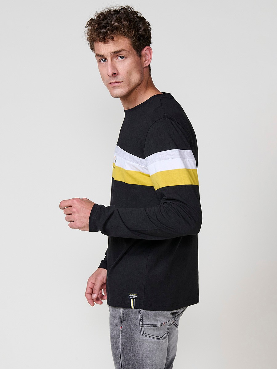 Camiseta de hombre negra de manga larga, 100% algodón, con cuello redondo y estampado delantero.