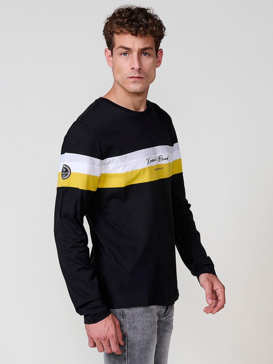 Camiseta de hombre negra de manga larga, 100% algodón, con cuello redondo y estampado delantero.