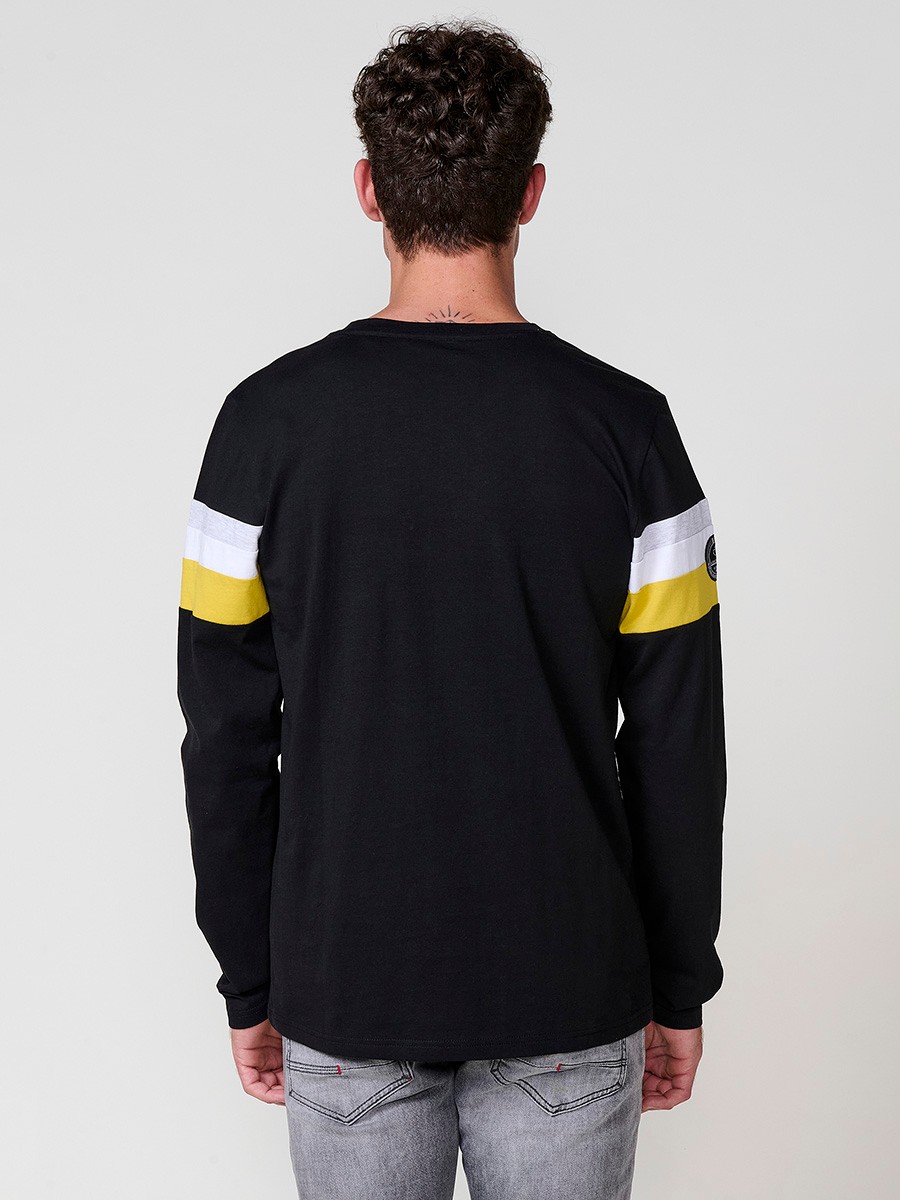 Camiseta de hombre negra de manga larga, 100% algodón, con cuello redondo y estampado delantero.