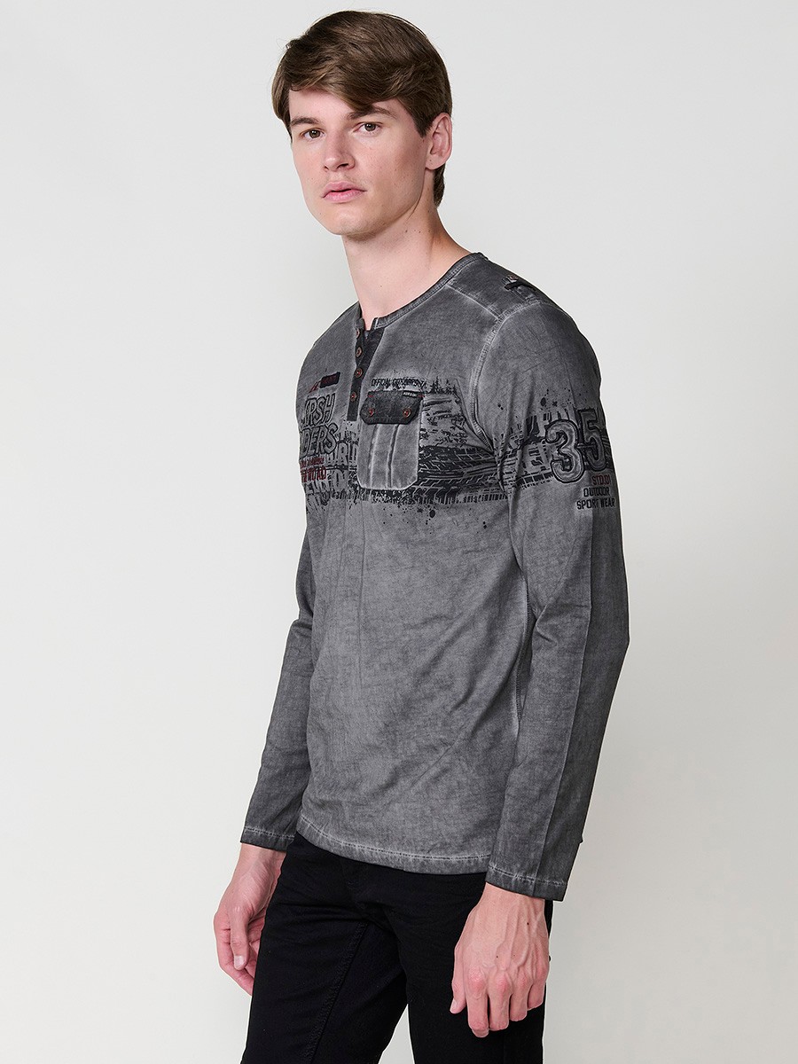 Camiseta de hombre gris de manga larga, 100% algodón, con cuello redondo con abertura y estampado delantero.