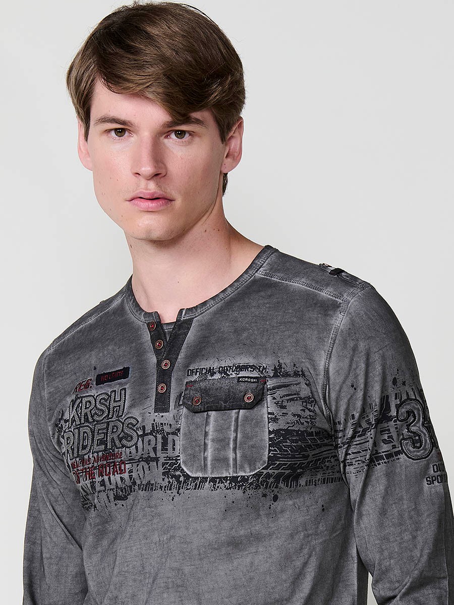 Camiseta de hombre gris de manga larga, 100% algodón, con cuello redondo con abertura y estampado delantero.