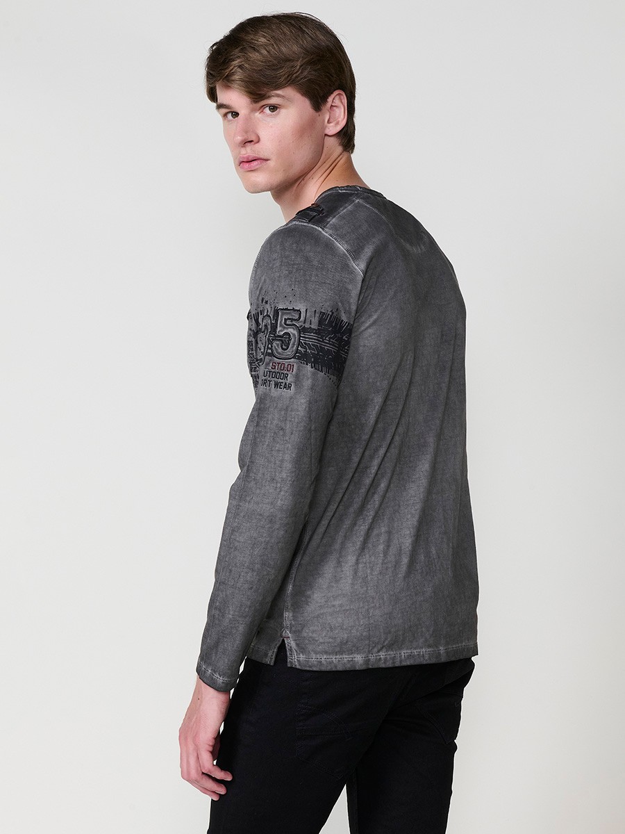 Camiseta de hombre gris de manga larga, 100% algodón, con cuello redondo con abertura y estampado delantero.