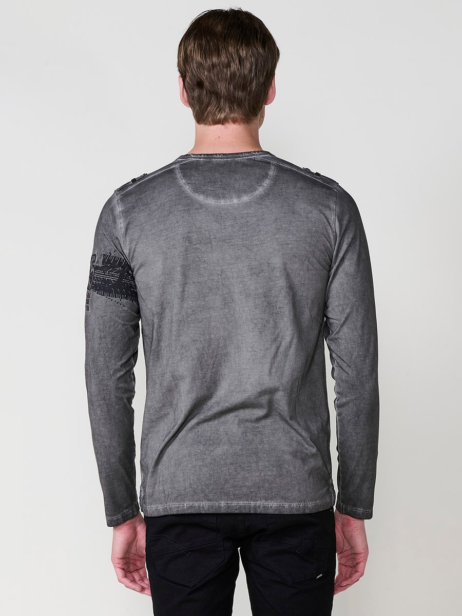 Camiseta de hombre gris de manga larga, 100% algodón, con cuello redondo con abertura y estampado delantero.