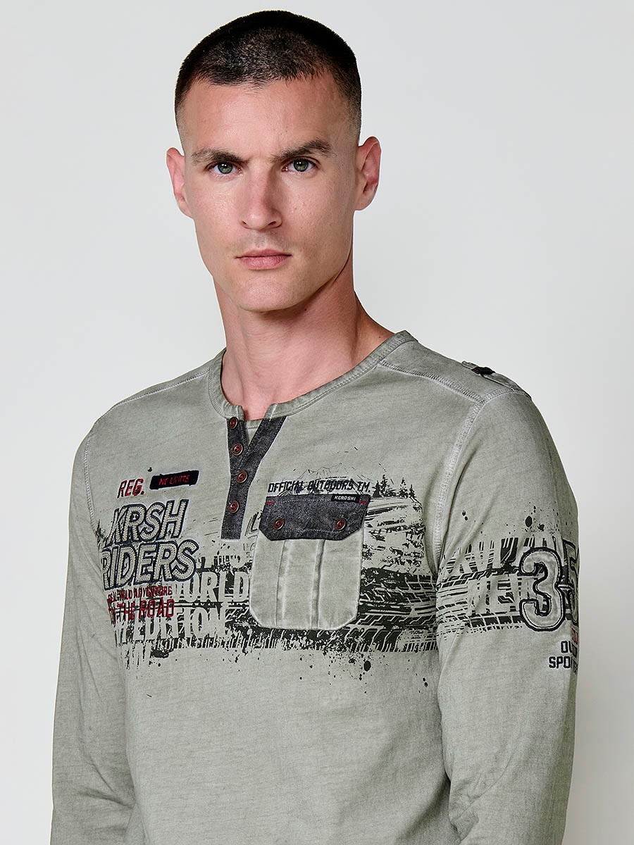 Camiseta de hombre kaki de manga larga, 100% algodón, con cuello redondo con abertura y estampado delantero.