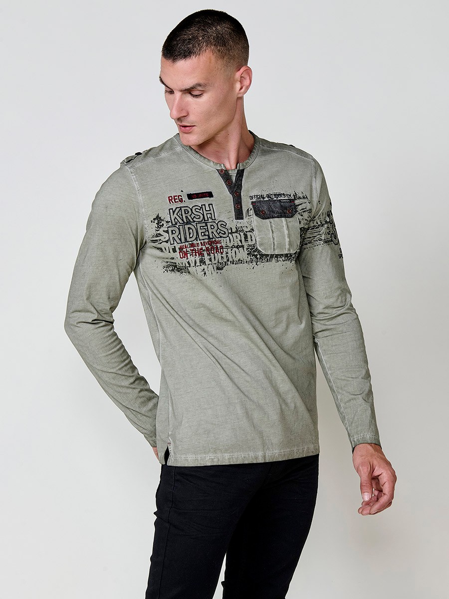Camiseta de hombre kaki de manga larga, 100% algodón, con cuello redondo con abertura y estampado delantero.