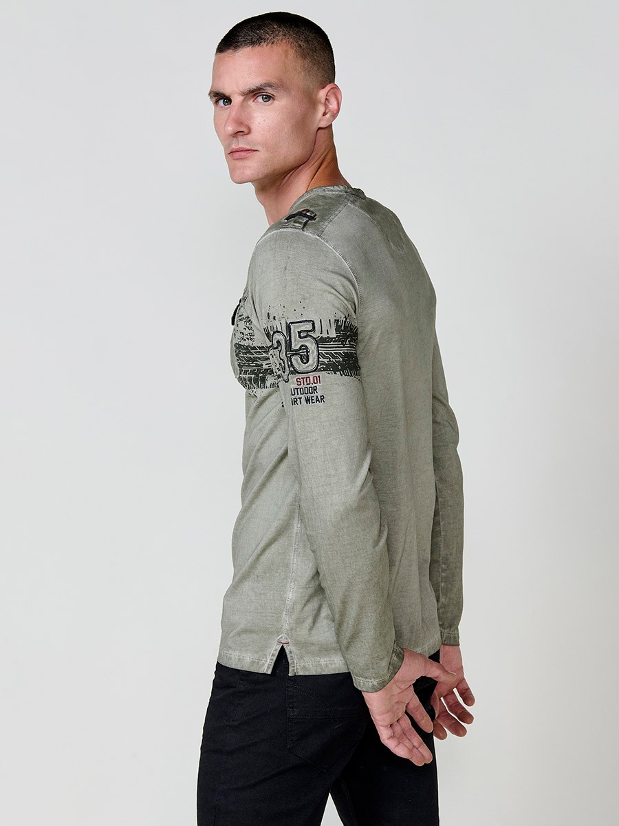 Camiseta de hombre kaki de manga larga, 100% algodón, con cuello redondo con abertura y estampado delantero.