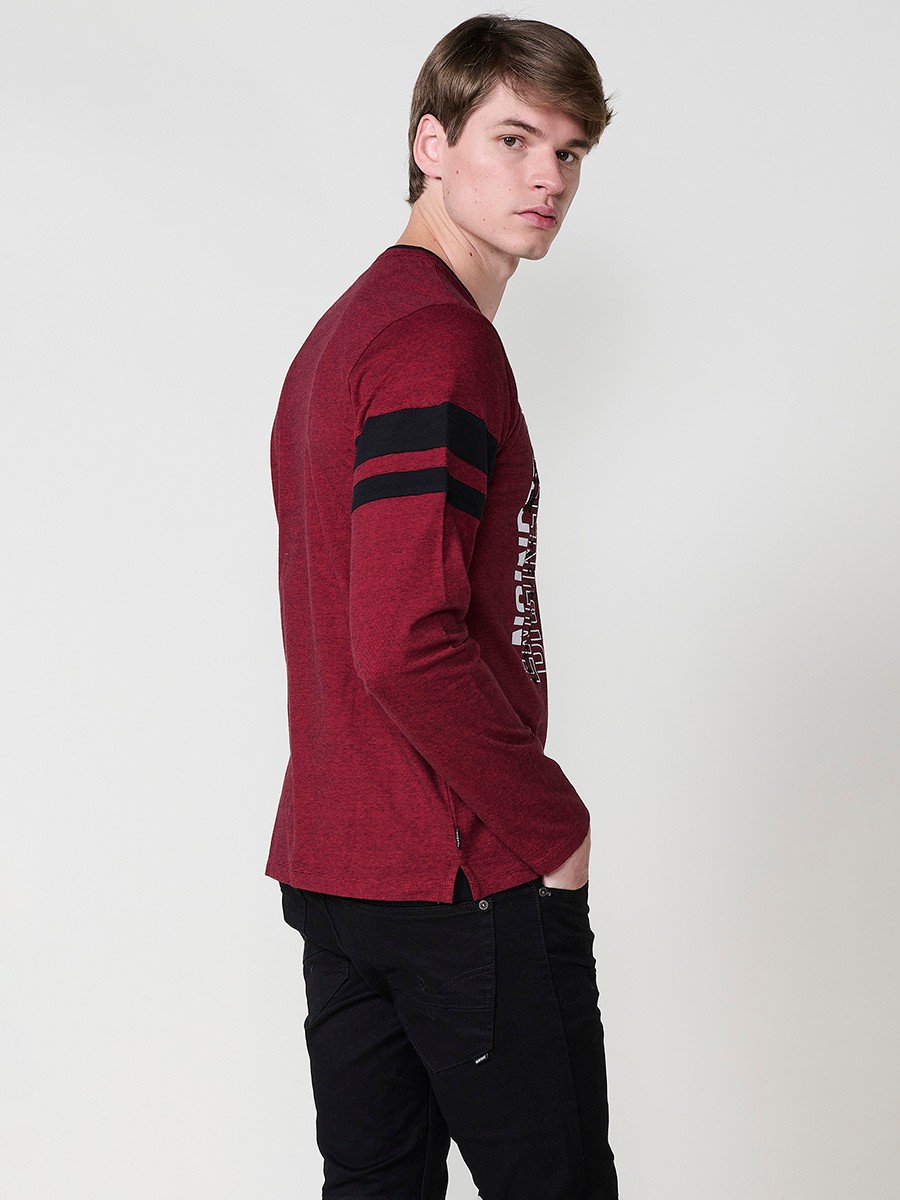 Camiseta de hombre en color rojo, manga larga, cuello redondo con abertura y estampado delantero. Confeccionada en 100% algodón.