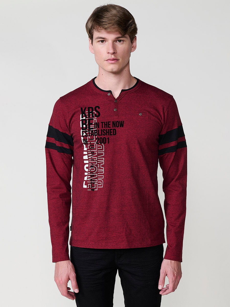 Camiseta de hombre en color rojo, manga larga, cuello redondo con abertura y estampado delantero. Confeccionada en 100% algodón.