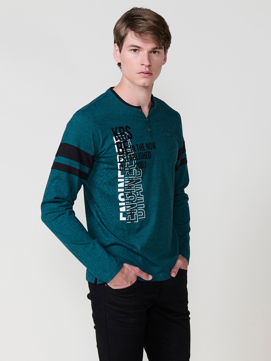 Camiseta de hombre en color petróleo, manga larga, cuello redondo con abertura y estampado delantero. Confeccionada en 100% algodón.