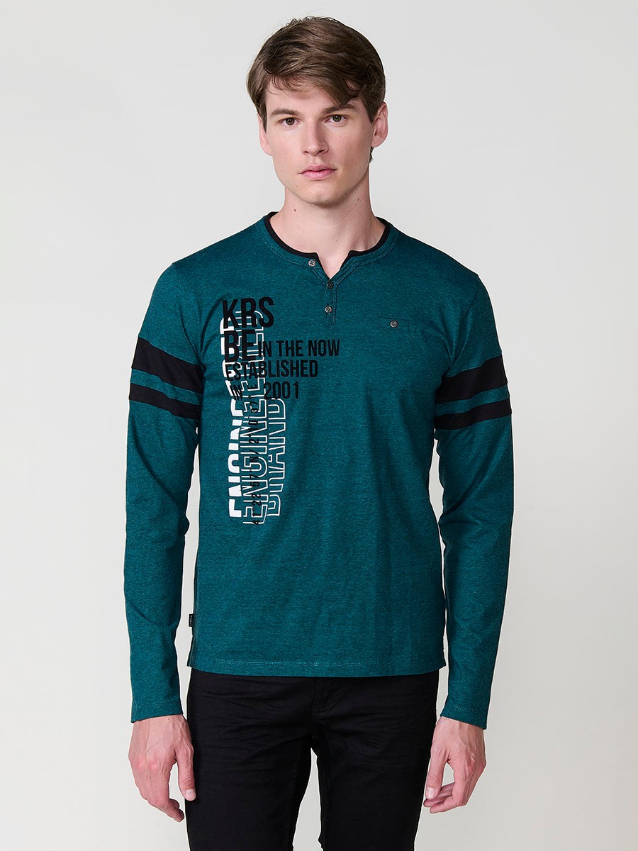 Camiseta de hombre en color petróleo, manga larga, cuello redondo con abertura y estampado delantero. Confeccionada en 100% algodón.