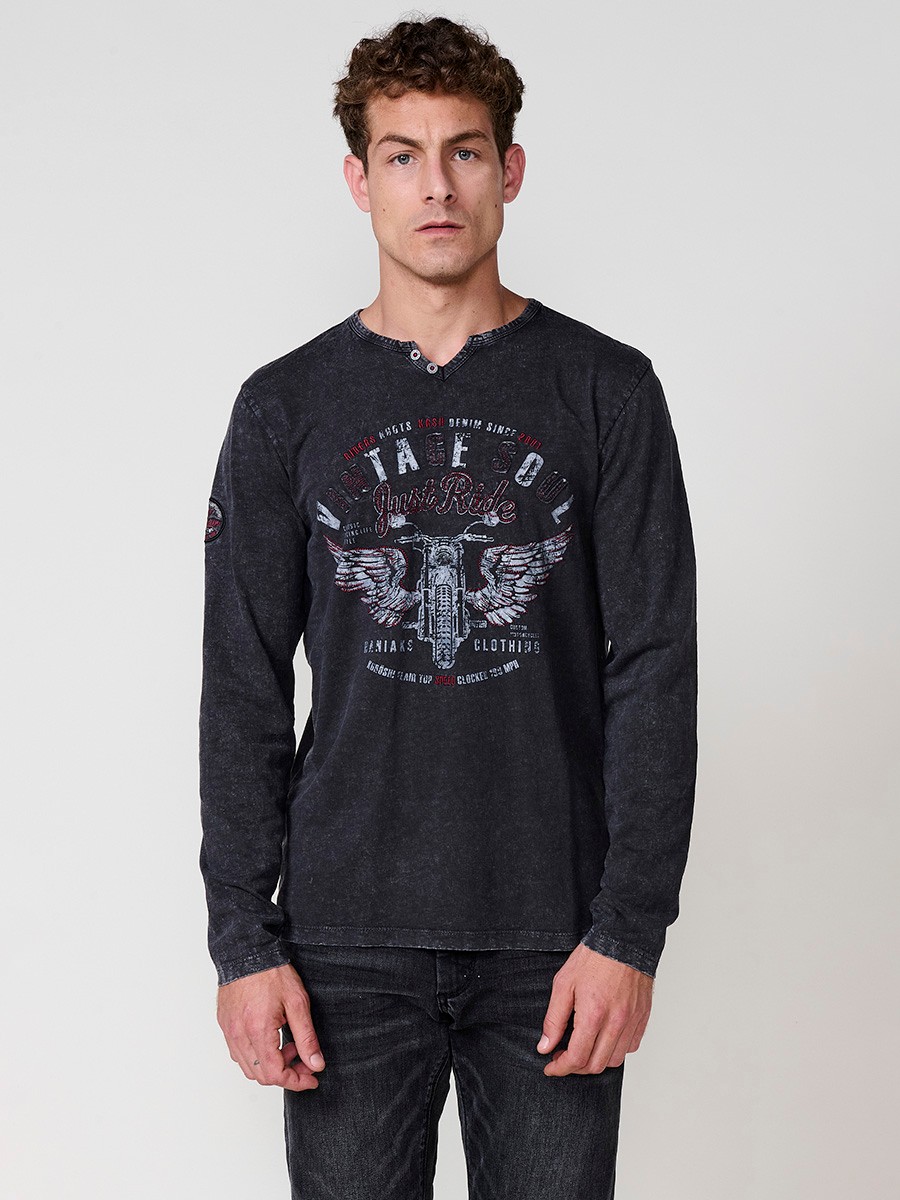 Camiseta de hombre negra de manga larga, 100% algodón, con cuello redondo con abertura y estampado delantero.