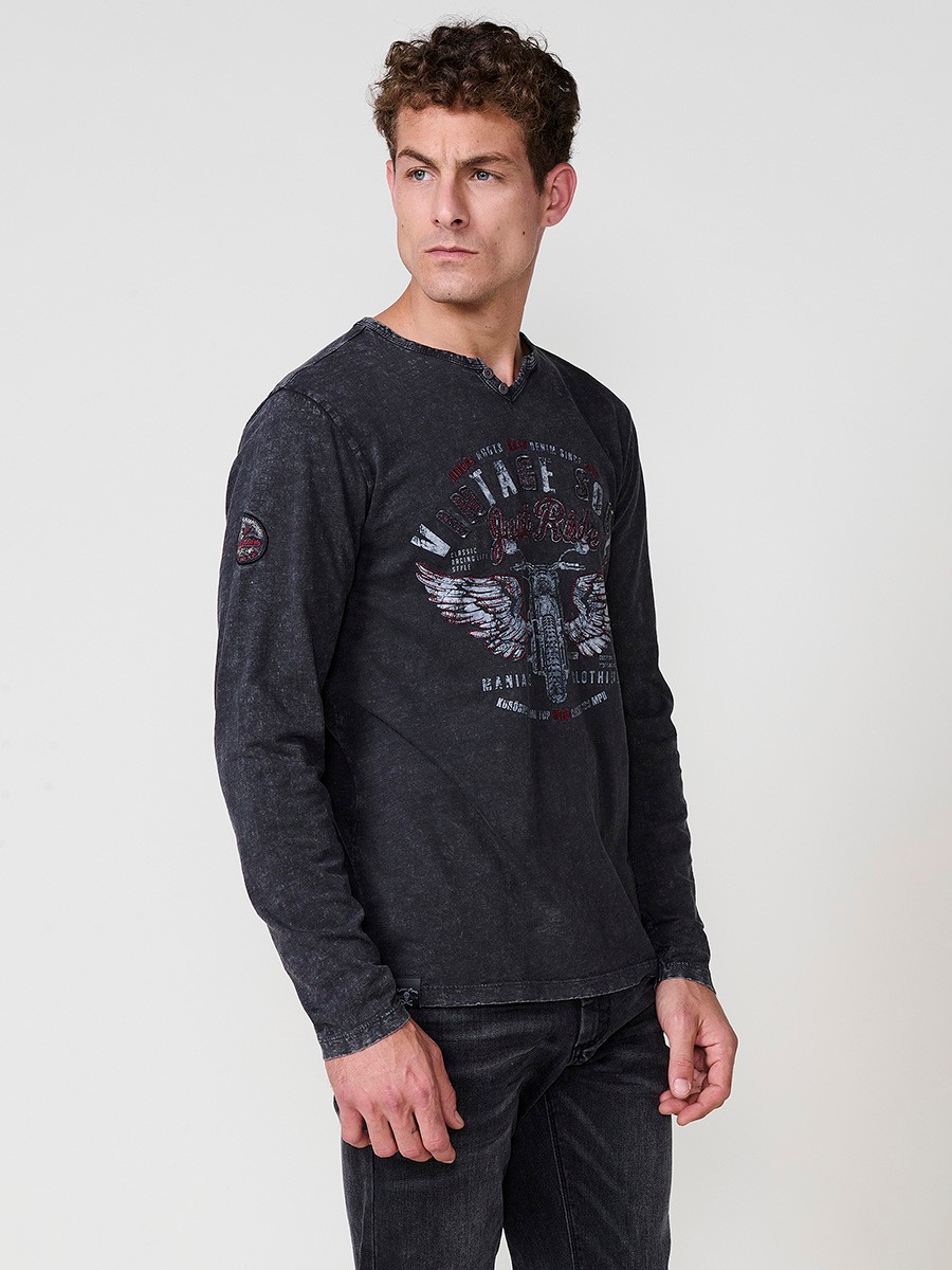 Camiseta de hombre negra de manga larga, 100% algodón, con cuello redondo con abertura y estampado delantero.