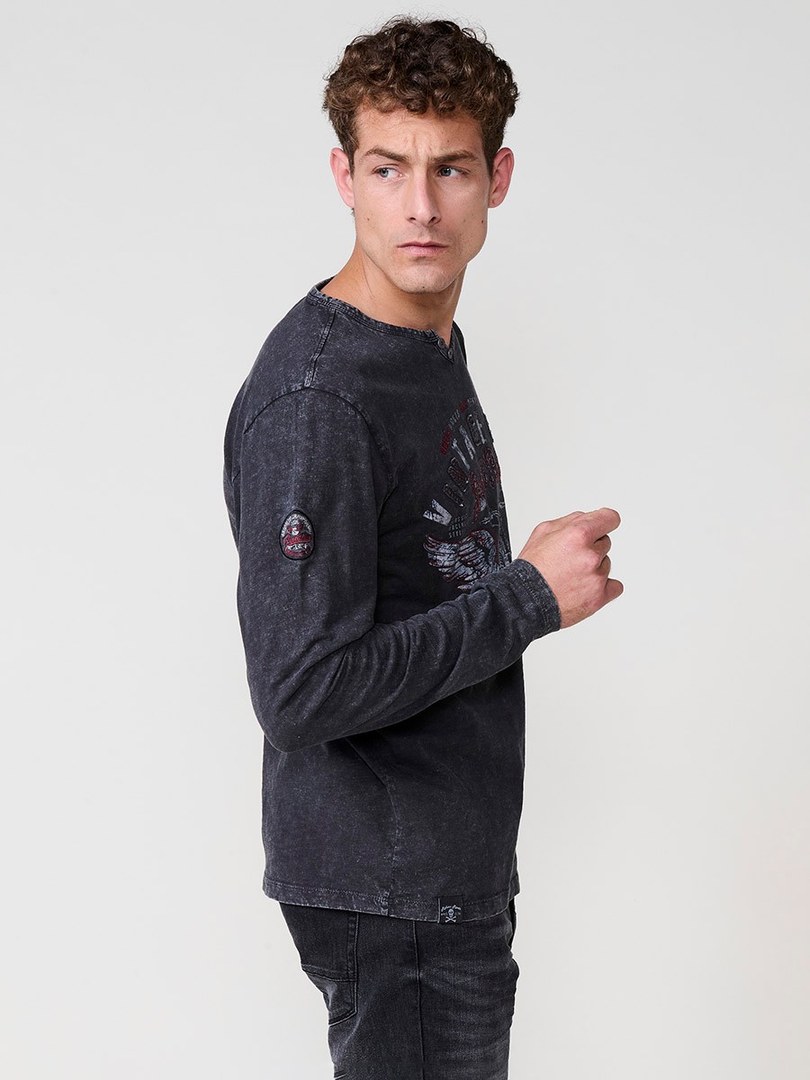 Camiseta de hombre negra de manga larga, 100% algodón, con cuello redondo con abertura y estampado delantero.