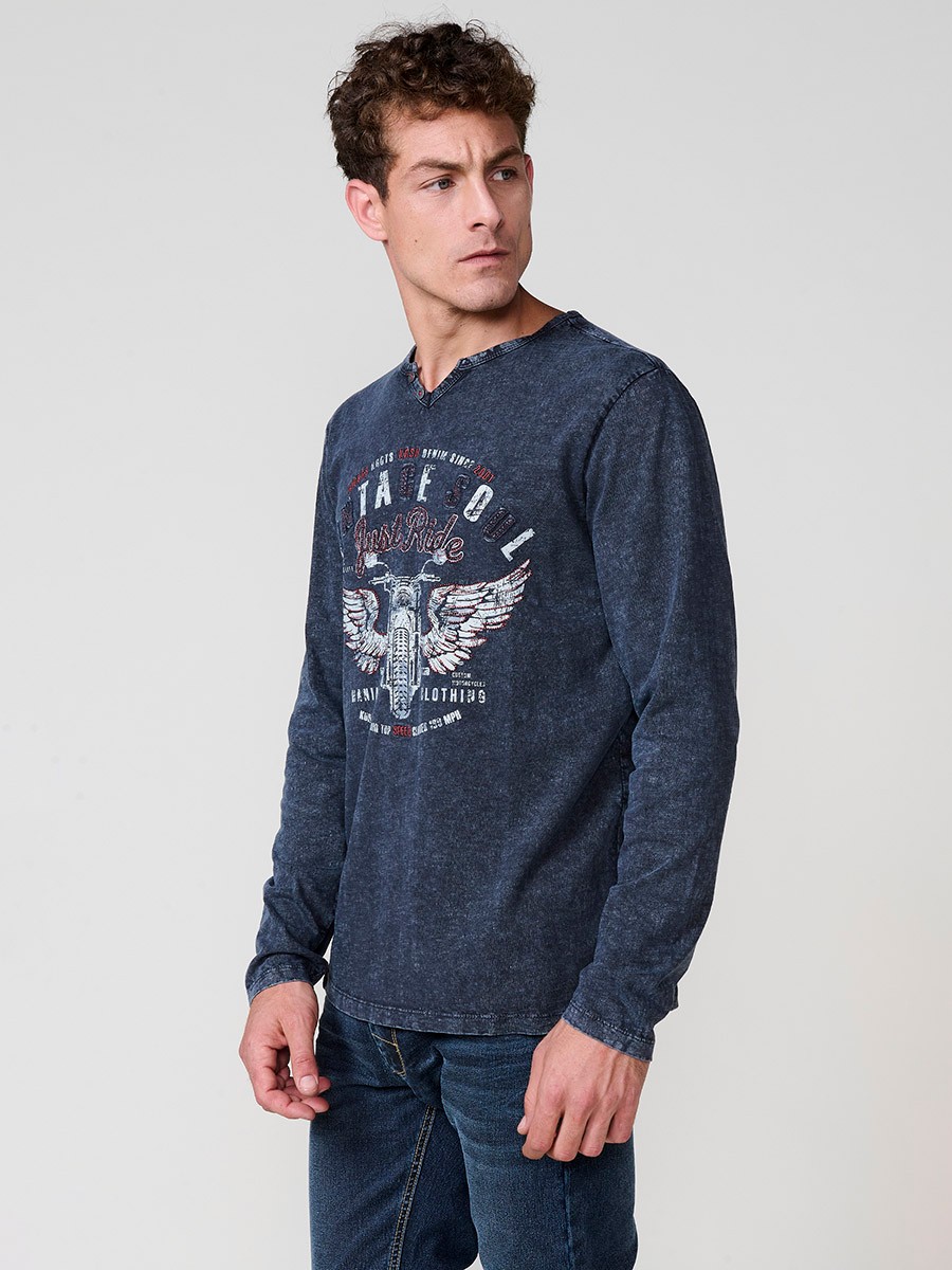 Camiseta de hombre indigo blue de manga larga, 100% algodón, con cuello redondo con abertura y estampado delantero.