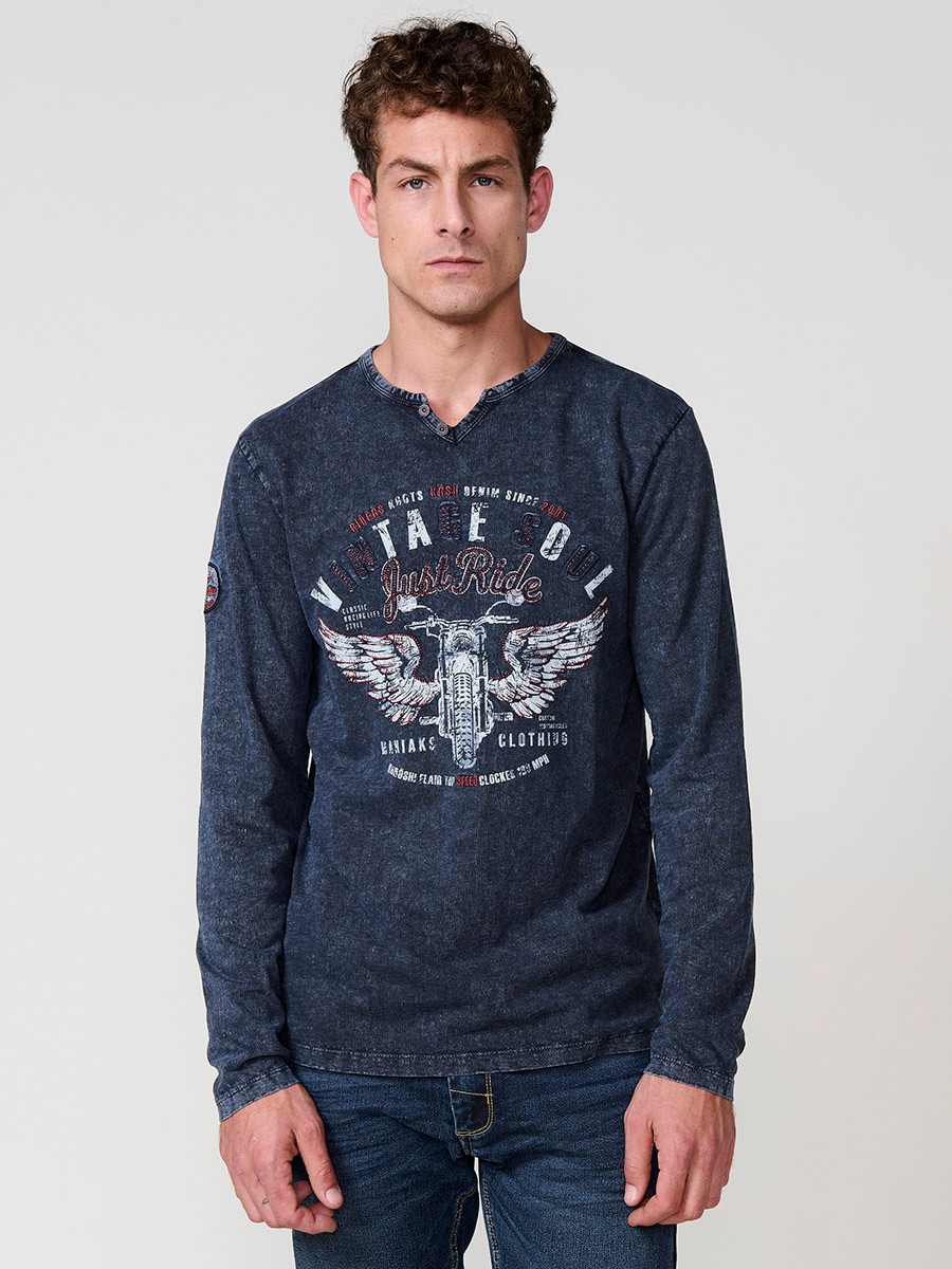 Camiseta de hombre indigo blue de manga larga, 100% algodón, con cuello redondo con abertura y estampado delantero.