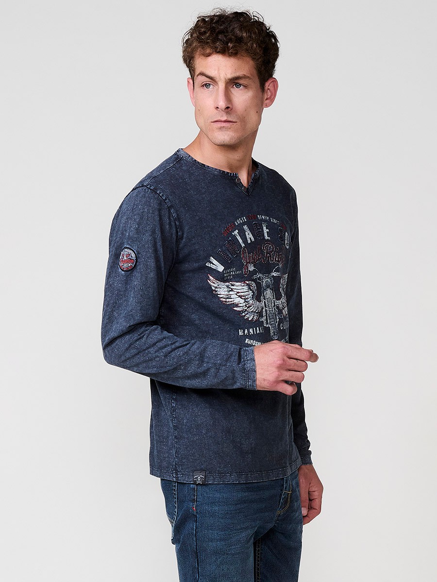 Camiseta de hombre indigo blue de manga larga, 100% algodón, con cuello redondo con abertura y estampado delantero.