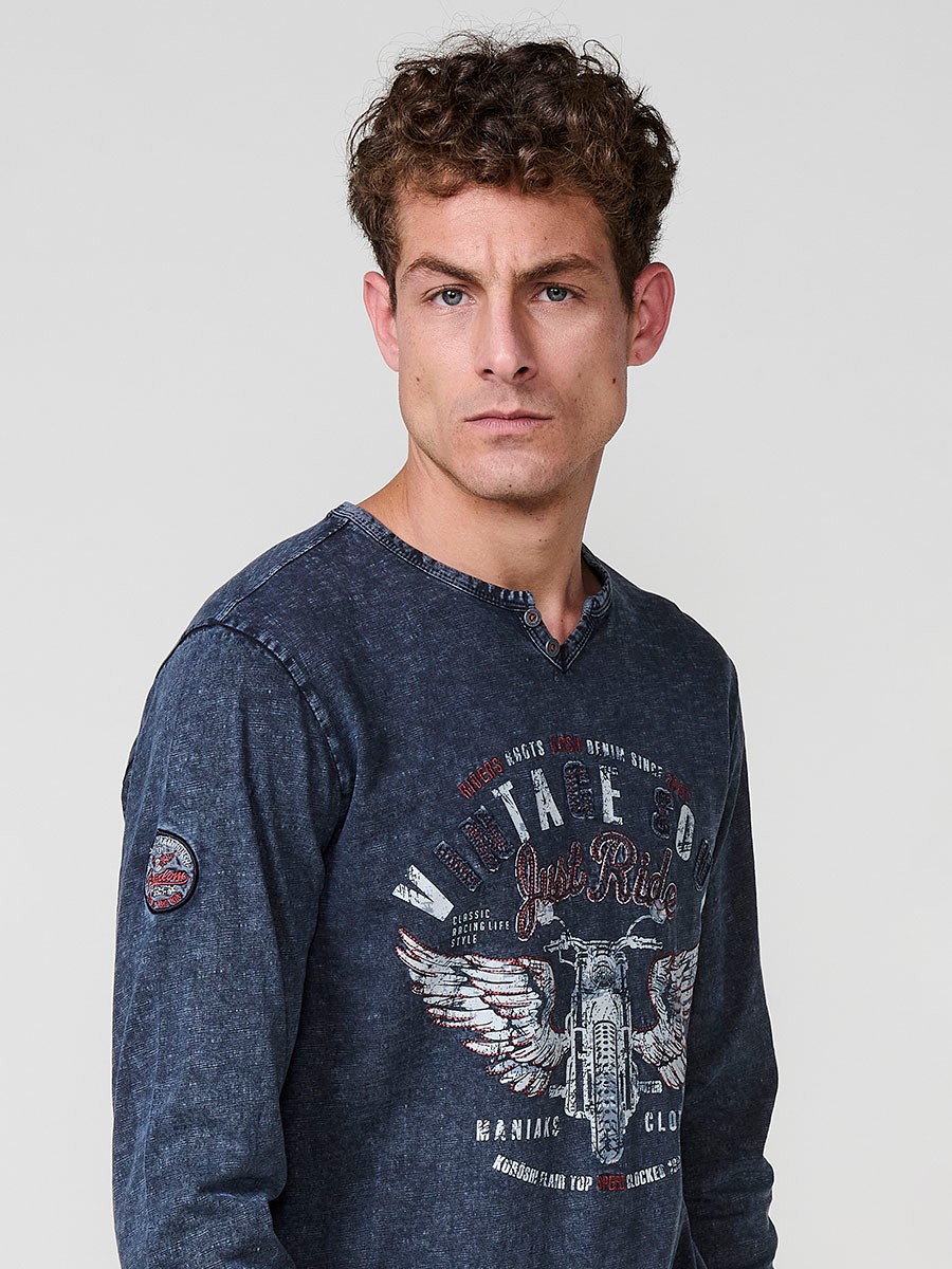 Camiseta de hombre indigo blue de manga larga, 100% algodón, con cuello redondo con abertura y estampado delantero.