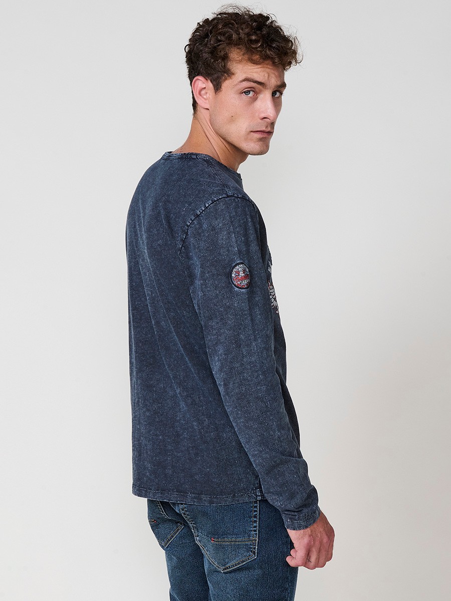 Camiseta de hombre indigo blue de manga larga, 100% algodón, con cuello redondo con abertura y estampado delantero.