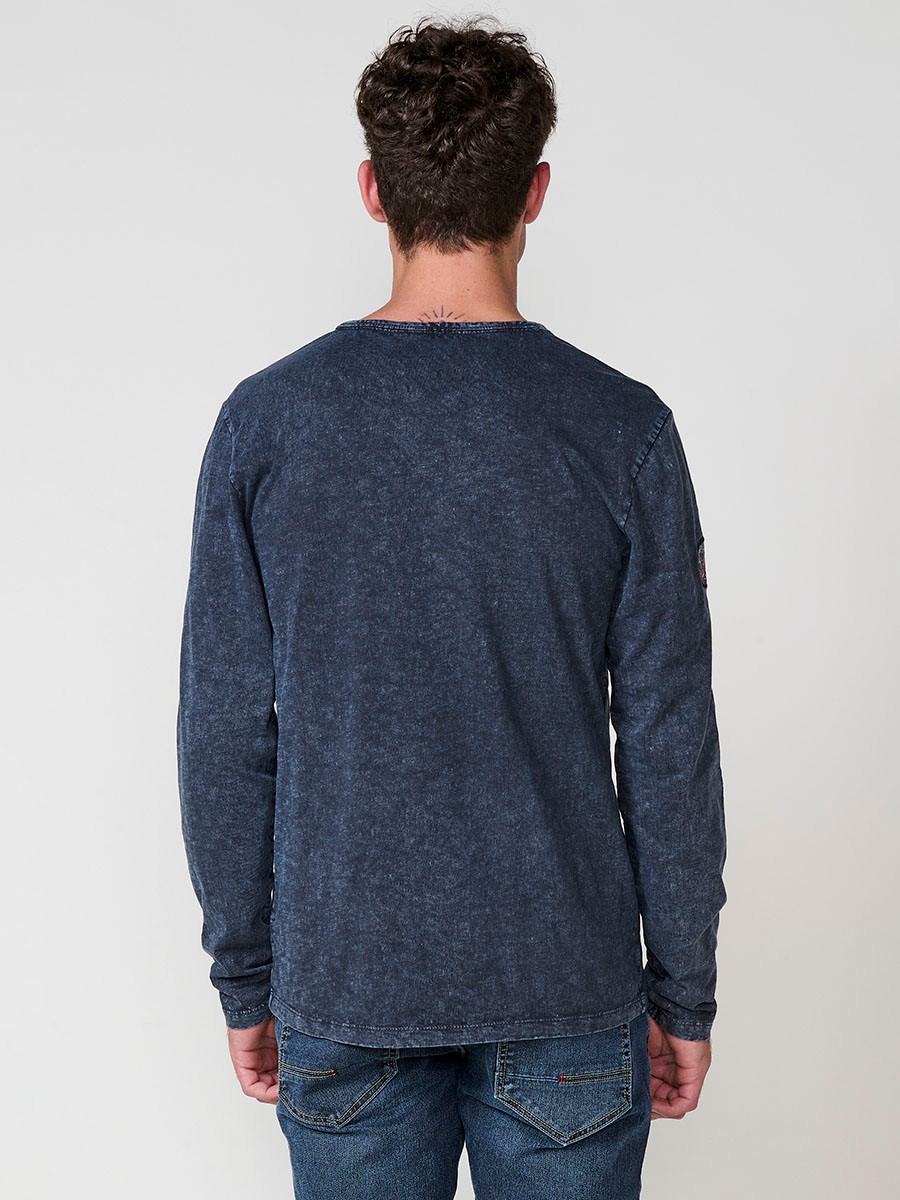 Camiseta de hombre indigo blue de manga larga, 100% algodón, con cuello redondo con abertura y estampado delantero.