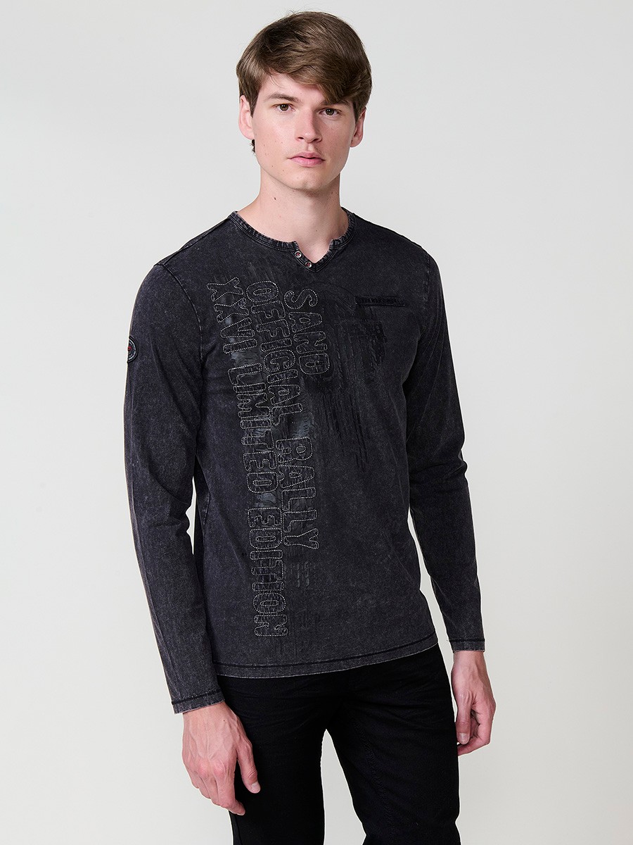 Camiseta de hombre negra en algodón 100% con manga larga, cuello redondo con abertura y estampado delantero. Moderna y versátil.