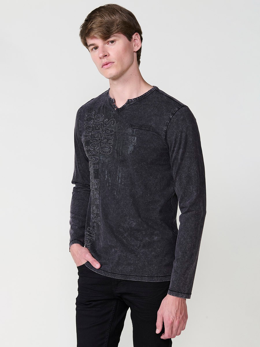 Camiseta de hombre negra en algodón 100% con manga larga, cuello redondo con abertura y estampado delantero. Moderna y versátil.