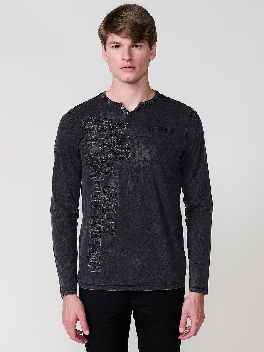 Camiseta de hombre negra en algodón 100% con manga larga, cuello redondo con abertura y estampado delantero. Moderna y versátil.