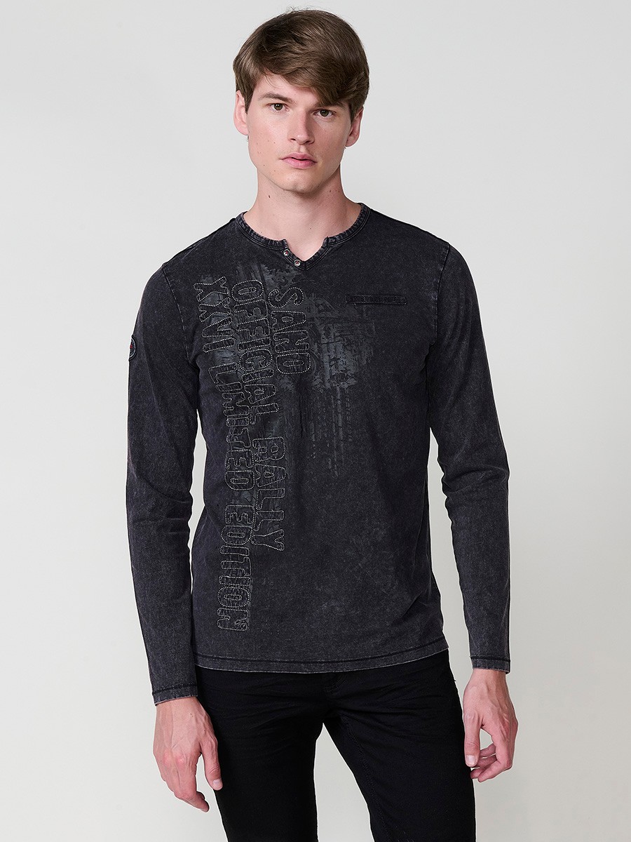 Camiseta de hombre negra en algodón 100% con manga larga, cuello redondo con abertura y estampado delantero. Moderna y versátil.