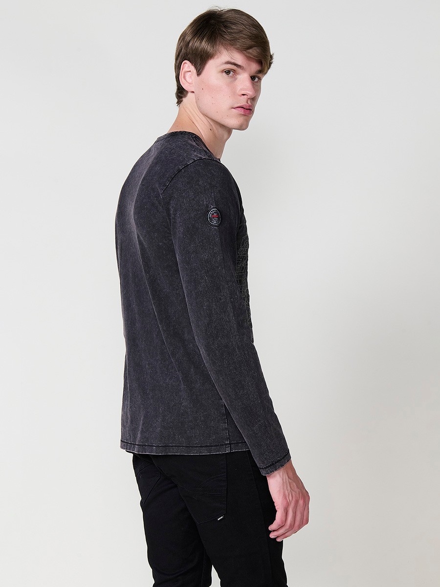 Camiseta de hombre negra en algodón 100% con manga larga, cuello redondo con abertura y estampado delantero. Moderna y versátil.