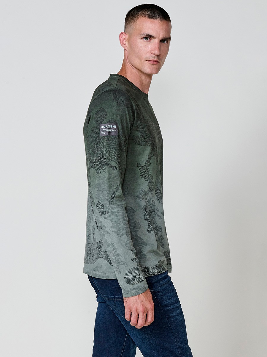 Camiseta de hombre kaki de manga larga, 100% algodón, con cuello redondo con abertura y estampado delantero.