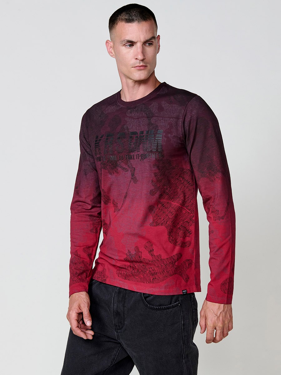 Camiseta de hombre roja de manga larga, 100% algodón, con cuello redondo con abertura y estampado delantero.