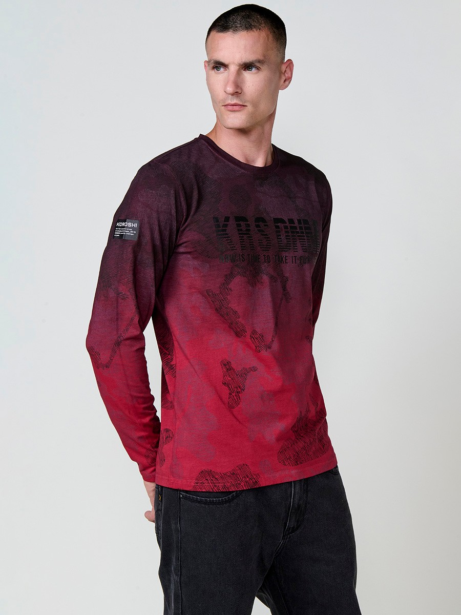 Camiseta de hombre roja de manga larga, 100% algodón, con cuello redondo con abertura y estampado delantero.
