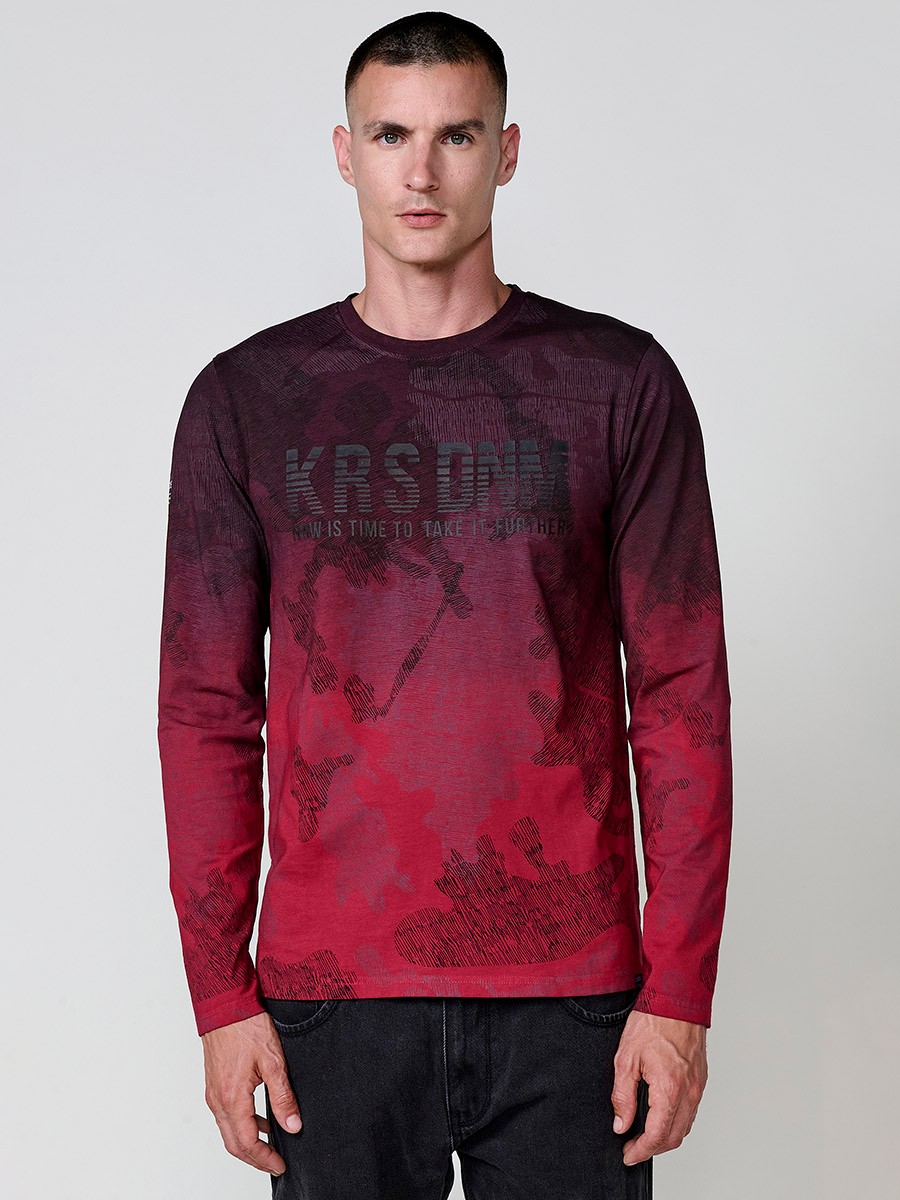 Camiseta de hombre roja de manga larga, 100% algodón, con cuello redondo con abertura y estampado delantero.