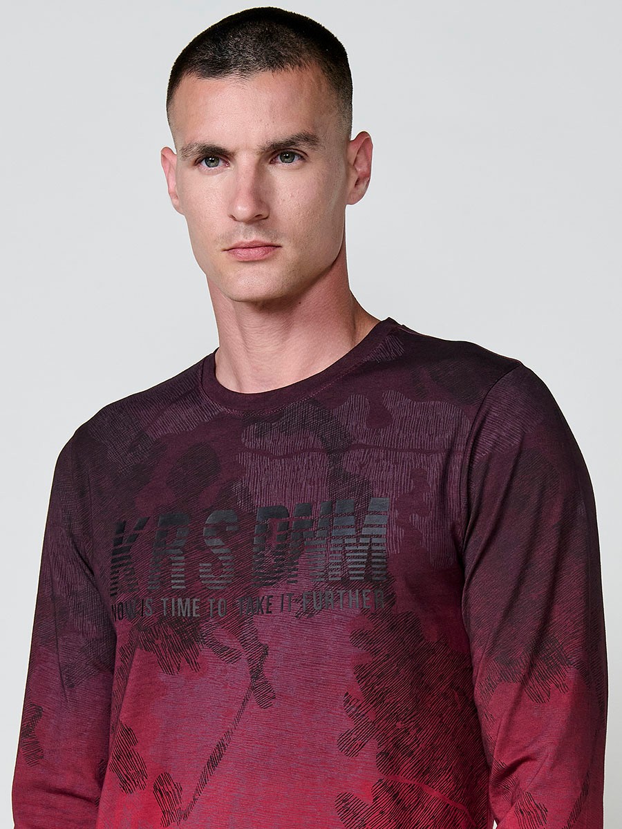 Camiseta de hombre roja de manga larga, 100% algodón, con cuello redondo con abertura y estampado delantero.