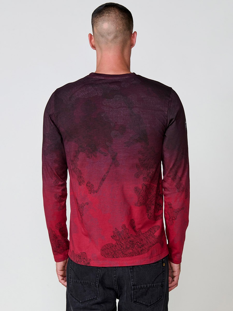 Camiseta de hombre roja de manga larga, 100% algodón, con cuello redondo con abertura y estampado delantero.
