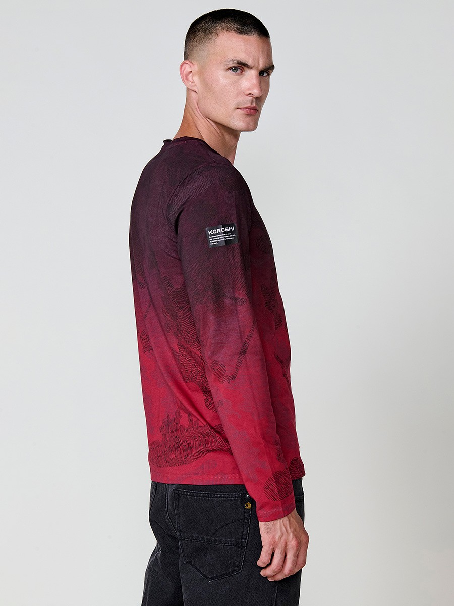 Camiseta de hombre roja de manga larga, 100% algodón, con cuello redondo con abertura y estampado delantero.