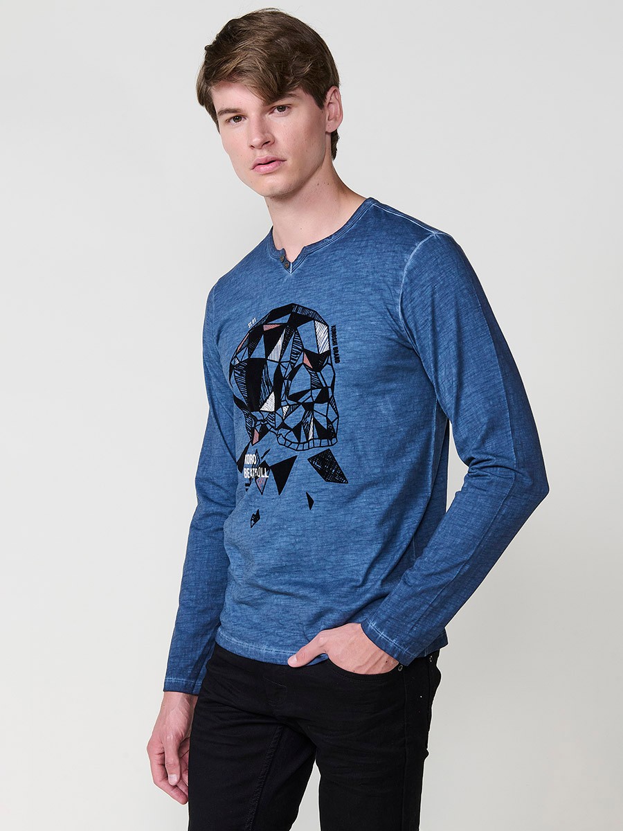 Camiseta de hombre azul de manga larga, 100% algodón, con cuello redondo con abertura y estampado delantero.