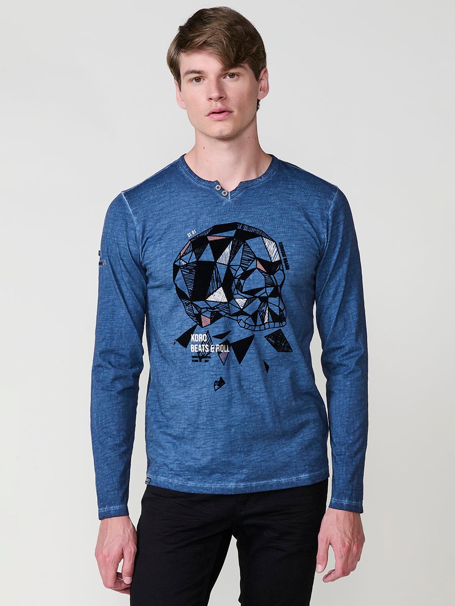 Camiseta de hombre azul de manga larga, 100% algodón, con cuello redondo con abertura y estampado delantero.