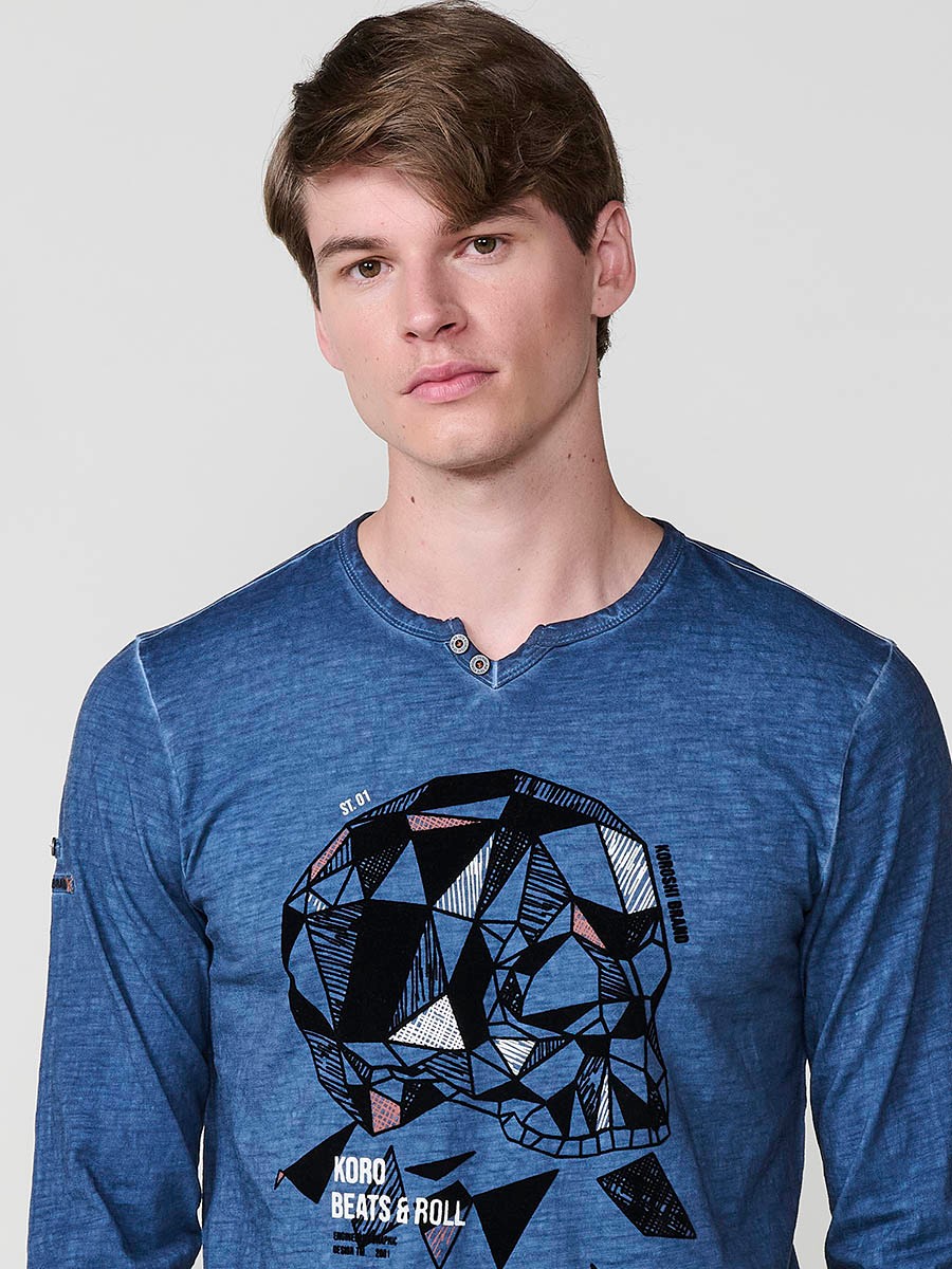 Camiseta de hombre azul de manga larga, 100% algodón, con cuello redondo con abertura y estampado delantero.
