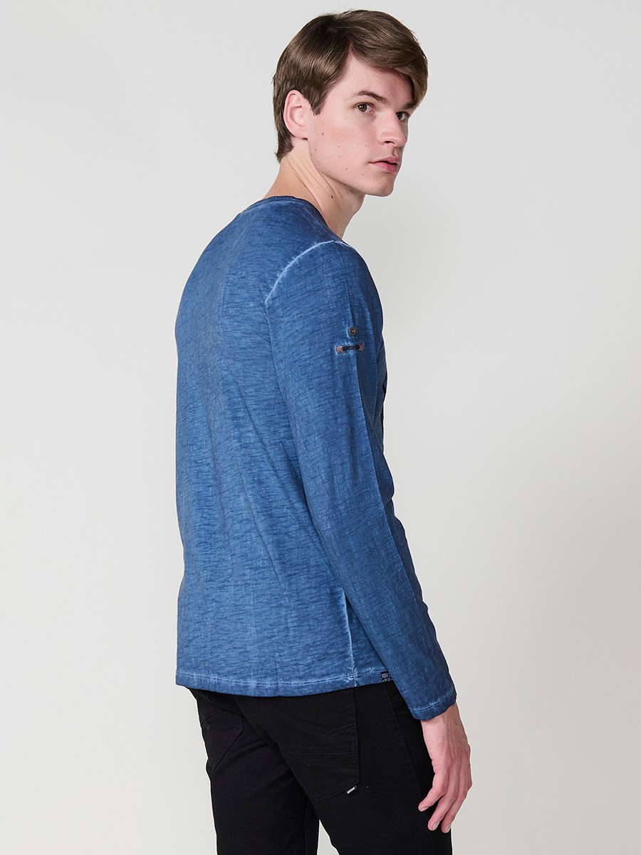 Camiseta de hombre azul de manga larga, 100% algodón, con cuello redondo con abertura y estampado delantero.