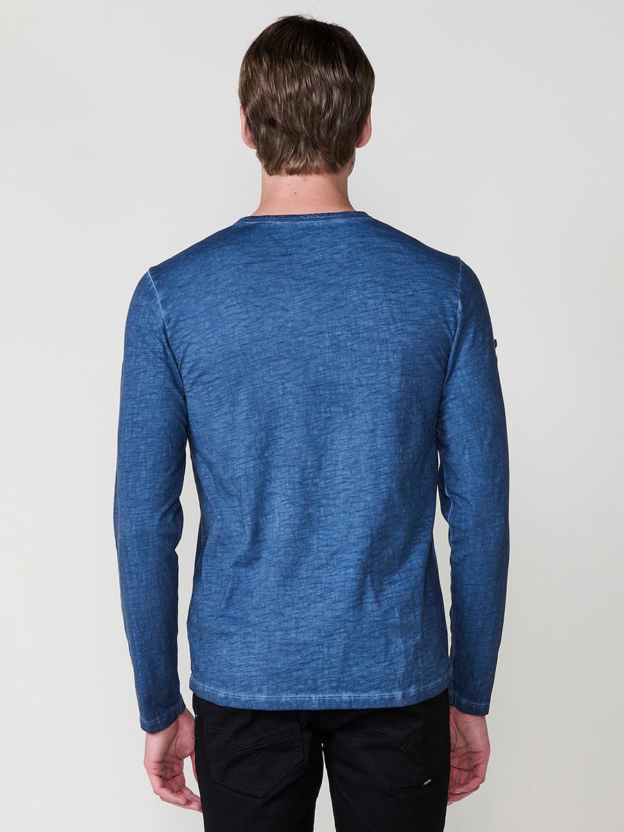 Camiseta de hombre azul de manga larga, 100% algodón, con cuello redondo con abertura y estampado delantero.