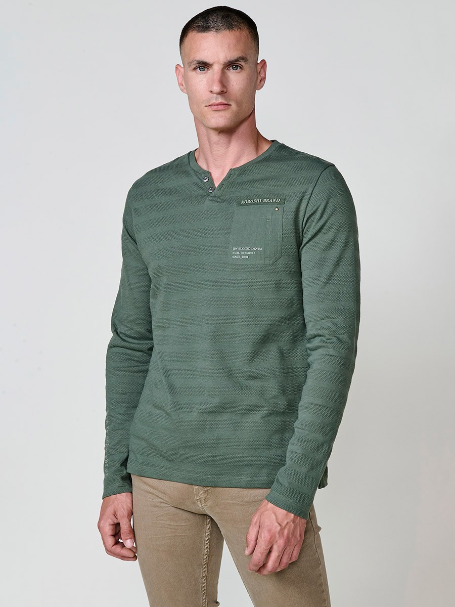 Camiseta de hombre kaki de manga larga, 100% algodón, con cuello redondo con abertura y estampado delantero.