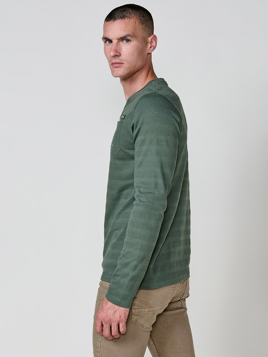 Camiseta de hombre kaki de manga larga, 100% algodón, con cuello redondo con abertura y estampado delantero.