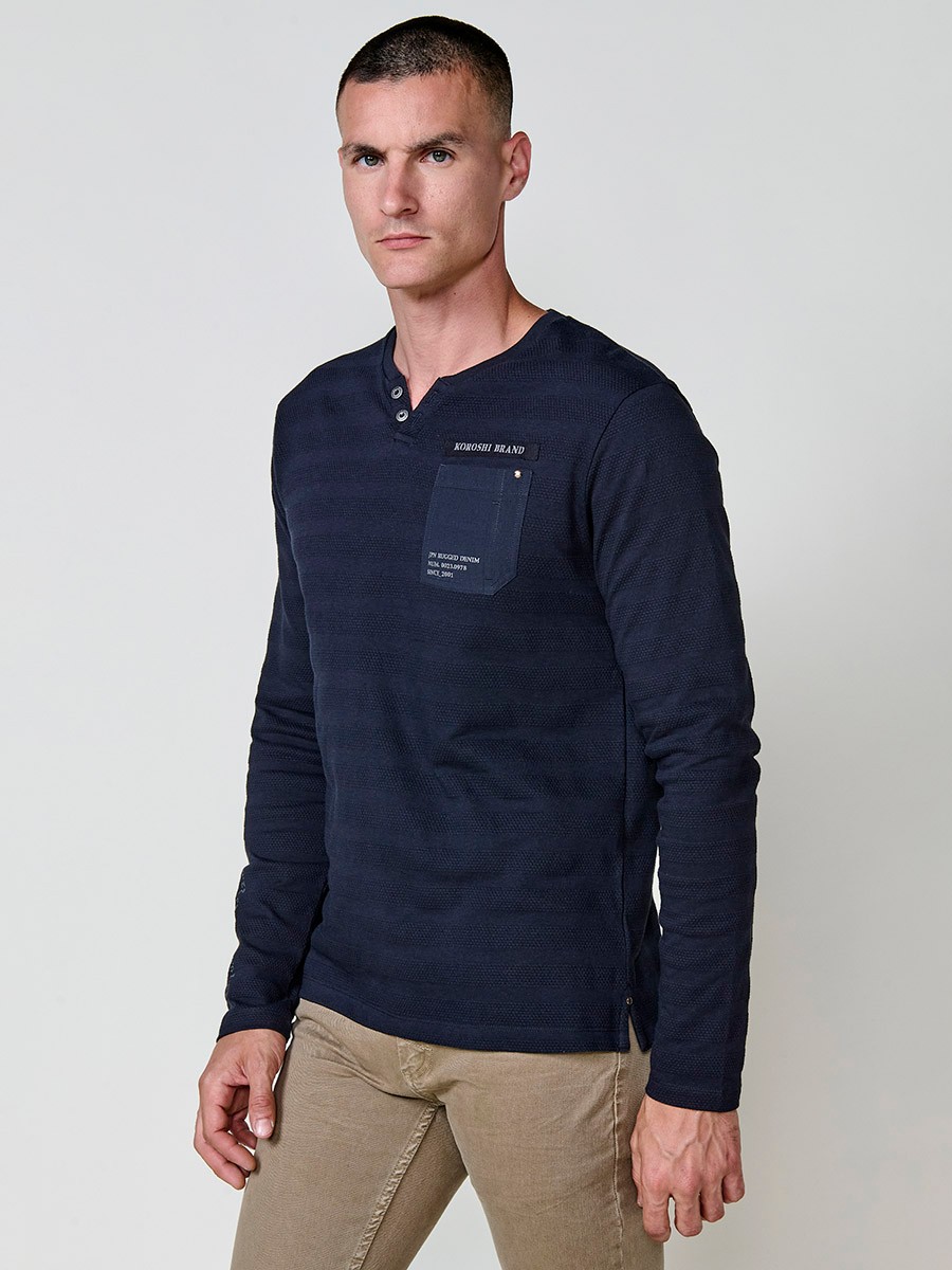 Camiseta de hombre navy de manga larga, 100% algodón, con cuello redondo con abertura y estampado delantero.