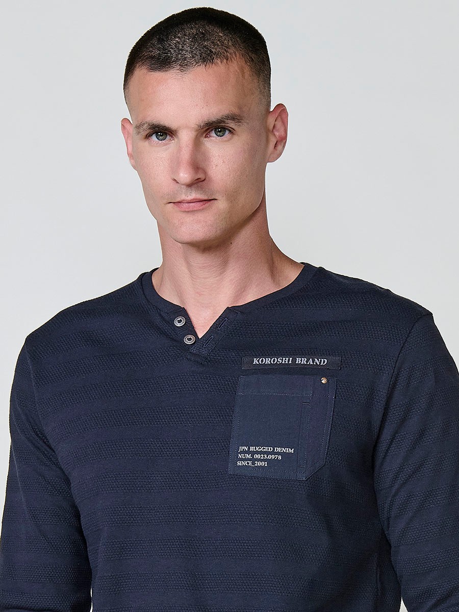 Camiseta de hombre navy de manga larga, 100% algodón, con cuello redondo con abertura y estampado delantero.
