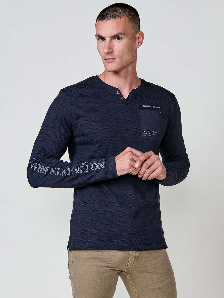 Camiseta de hombre navy de manga larga, 100% algodón, con cuello redondo con abertura y estampado delantero.